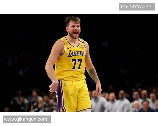 东契奇精准三分投篮命中展现超强外线能力引领球队反击 东契奇精准三分投篮命中展现超强外线能力引领球队反击