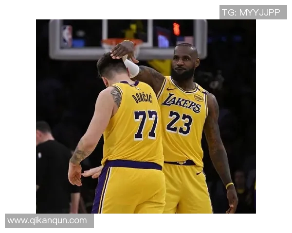 湖人社媒分享詹姆斯与东契奇媒体日温馨拥抱瞬间引发球迷热议 湖人社媒分享詹姆斯与东契奇媒体日温馨拥抱瞬间引发球迷热议