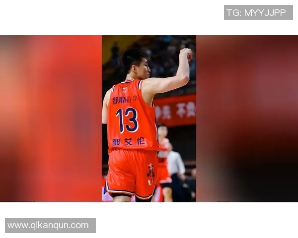 亚历山大持球单打 撤步三分强势命中 亚历山大持球单打 撤步三分强势命中