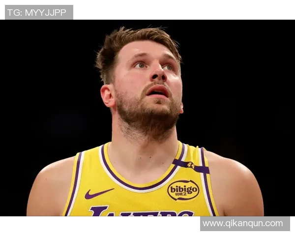 东契奇篮下一打二 强硬上篮打板命中 东契奇篮下一打二 强硬上篮打板命中