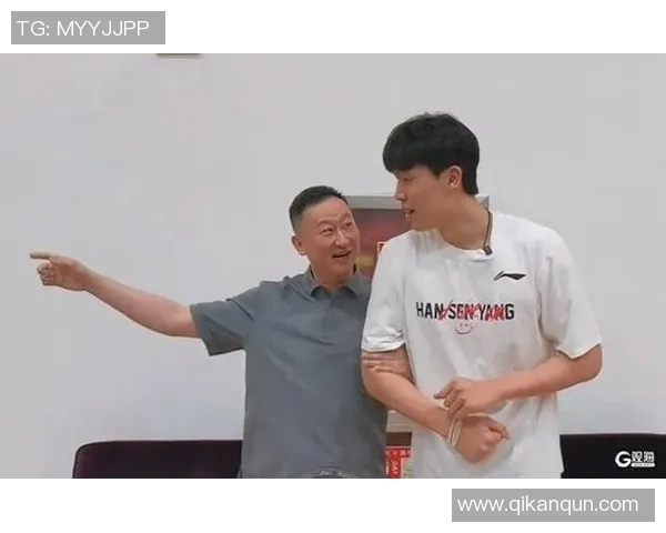 开拓者还有熟人！刘维伟赛前与里斯重聚热聊